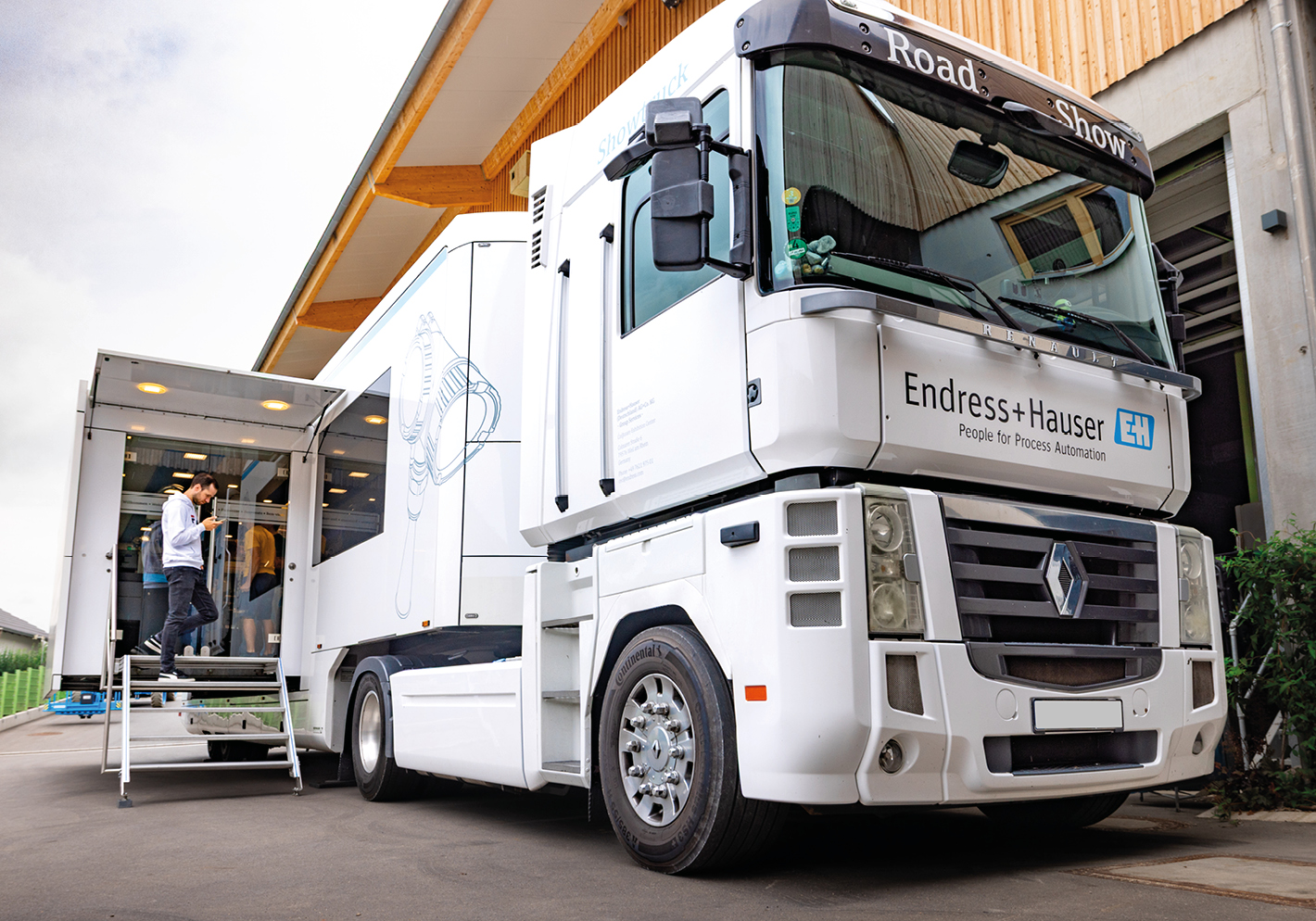 Endress + Hauser Showtruck zu Besuch auf dem Firmengelände der Schmidmeier NaturEnergie