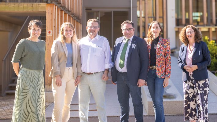 Politiker Tobias Gotthardt mit Thomas Schmidmeier und Mitarbeitern von Schmidmeier NaturEnergie vor Bürogebäude