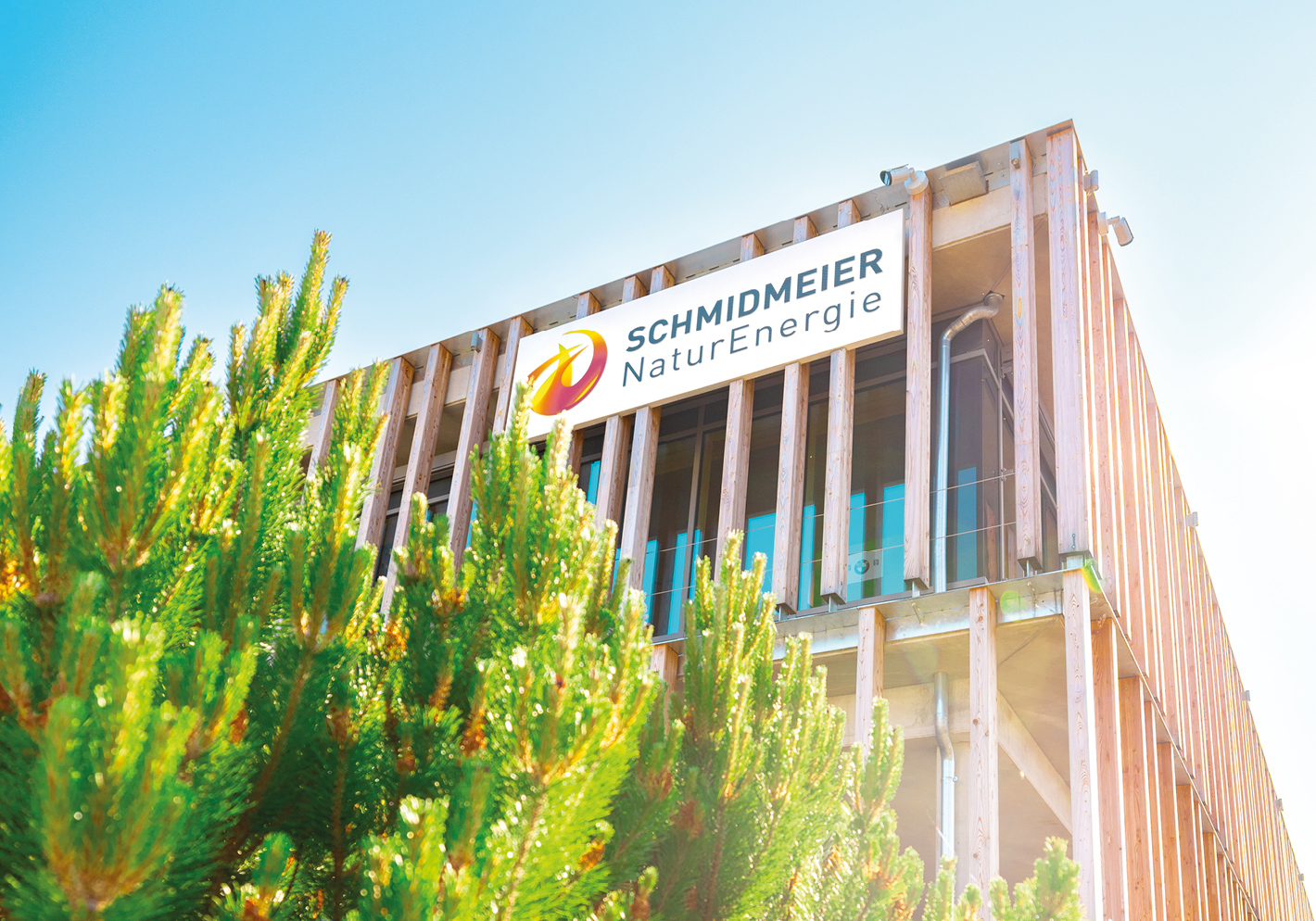 Das moderne und grüne Bürogebäude von der Schmidmeier NaturEnergie GmbH