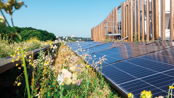 Solaranlage des modernen und grünen Bürogebäude von Schmidmeier NaturEnergie