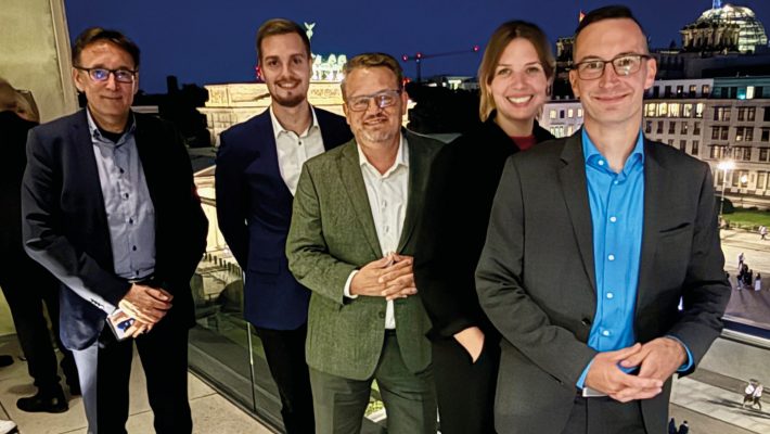 Geschäftsführer Thomas Schmidmeier und Mitarbeiter von Schmidmeier in Berlin vor dem Brandenburger Tor