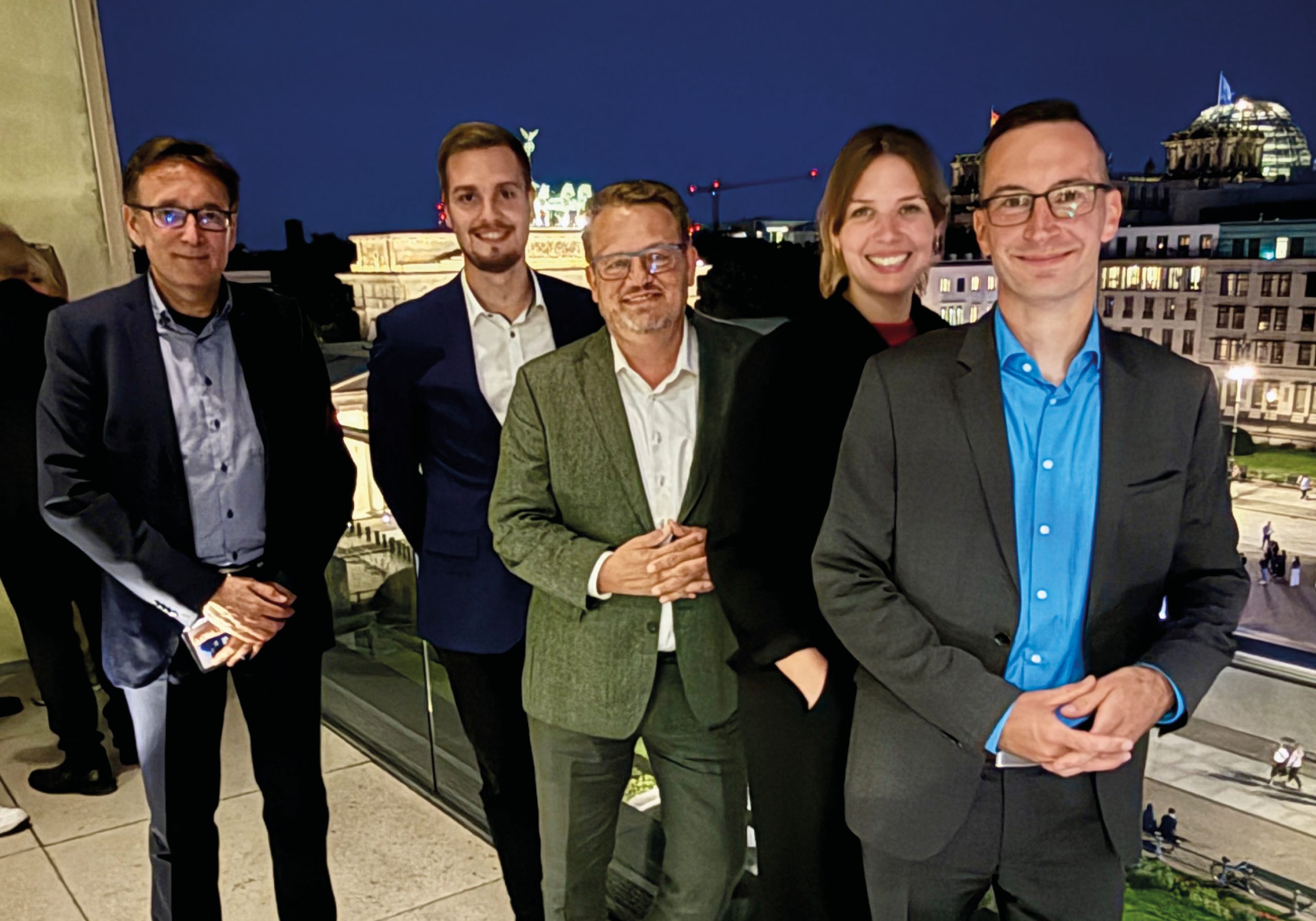 Geschäftsführer Thomas Schmidmeier und Mitarbeiter von Schmidmeier in Berlin vor dem Brandenburger Tor