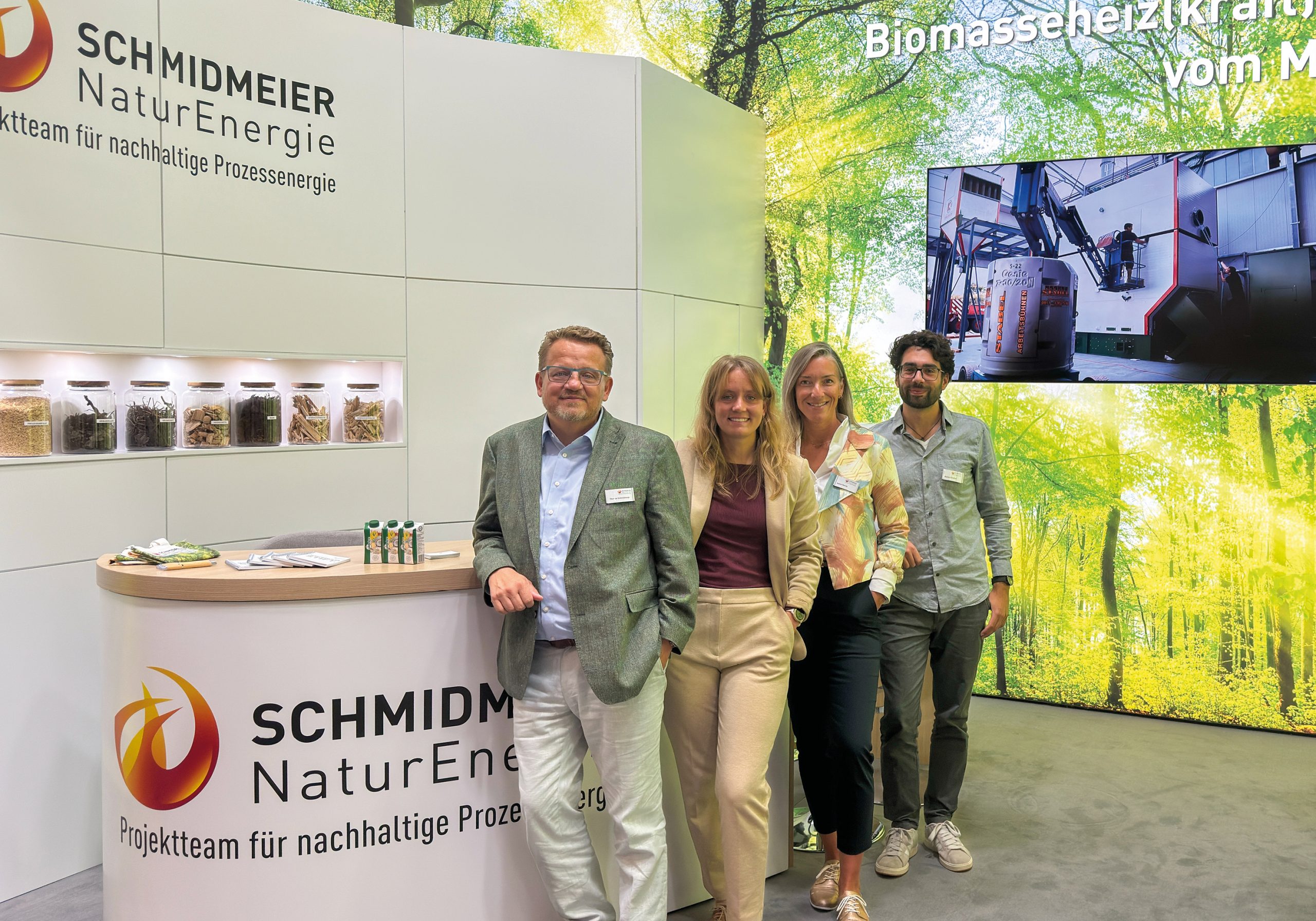 Geschäftsführer Thomas Schmidmeier und Mitarbeiter von Schmidmeier NaturEnergie auf der Drinktec