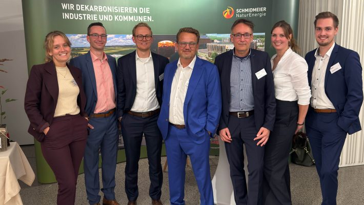 Mitarbeit Schmidmeier NaturEnergie GmbH vor Stand auf dem Fachkongress Holzenergie 2025