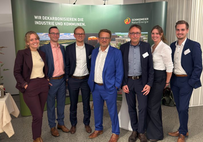 Mitarbeit Schmidmeier NaturEnergie GmbH vor Stand auf dem Fachkongress Holzenergie 2025