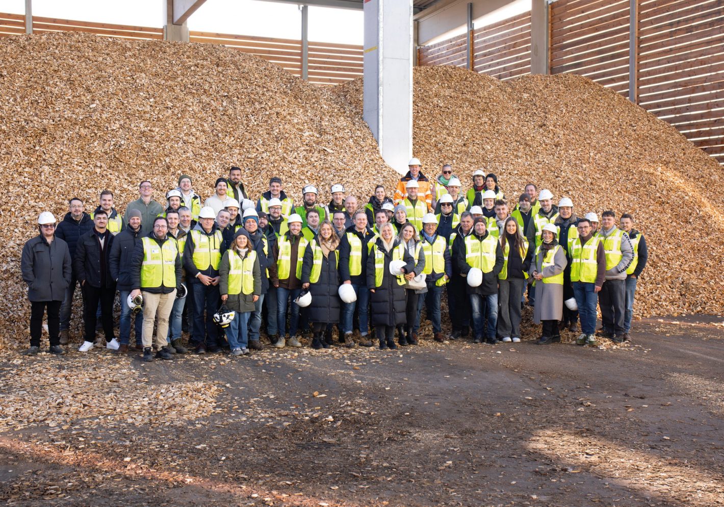 Gruppenfoto Schmidmeier NaturEnergie bei Anlage Projekt Dingolfing