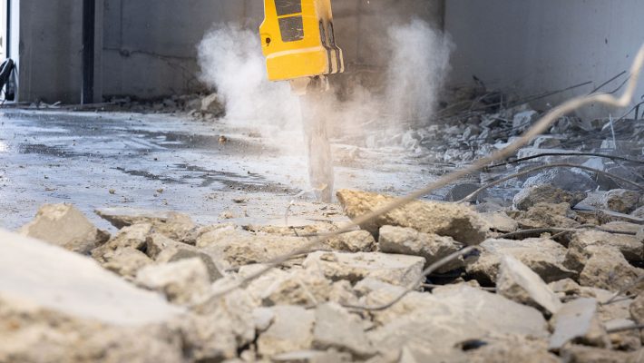Nahaufnahme des Stemmvorgangs in der Werkstatt der Schmidmeier NaturEnergie GmbH.