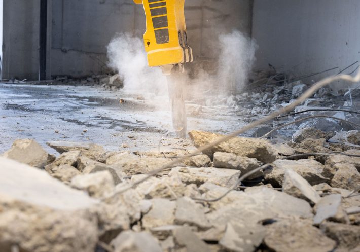 Nahaufnahme des Stemmvorgangs in der Werkstatt der Schmidmeier NaturEnergie GmbH.