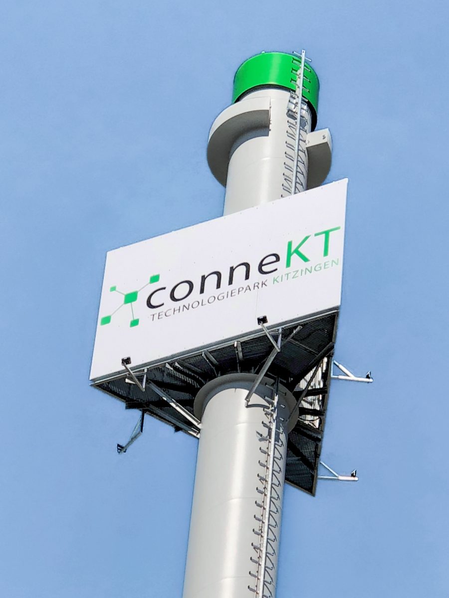 Außenansicht des Turms mit conneKT Aufschrift