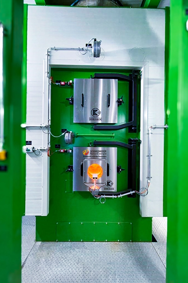 Ansicht des Feuerkessels von vorne innerhalb der Anlage.