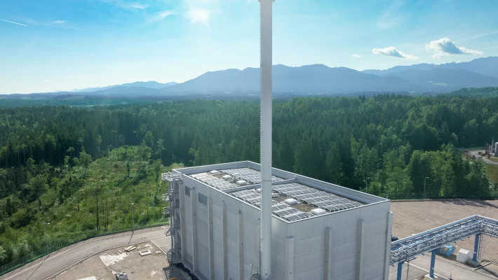 Übersichtsfoto, Drohnenaufnahme des Biomasseheizwerks Projekt Penzberg in der Bauphase