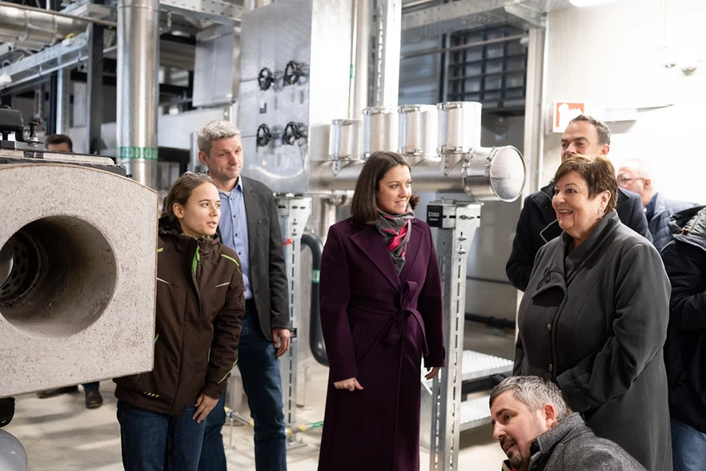 Innenraum Projekt Penzberg, mehrere Personen erhalten eine Führung durch das Biomasseheizwerk. Bildquelle: Bulla