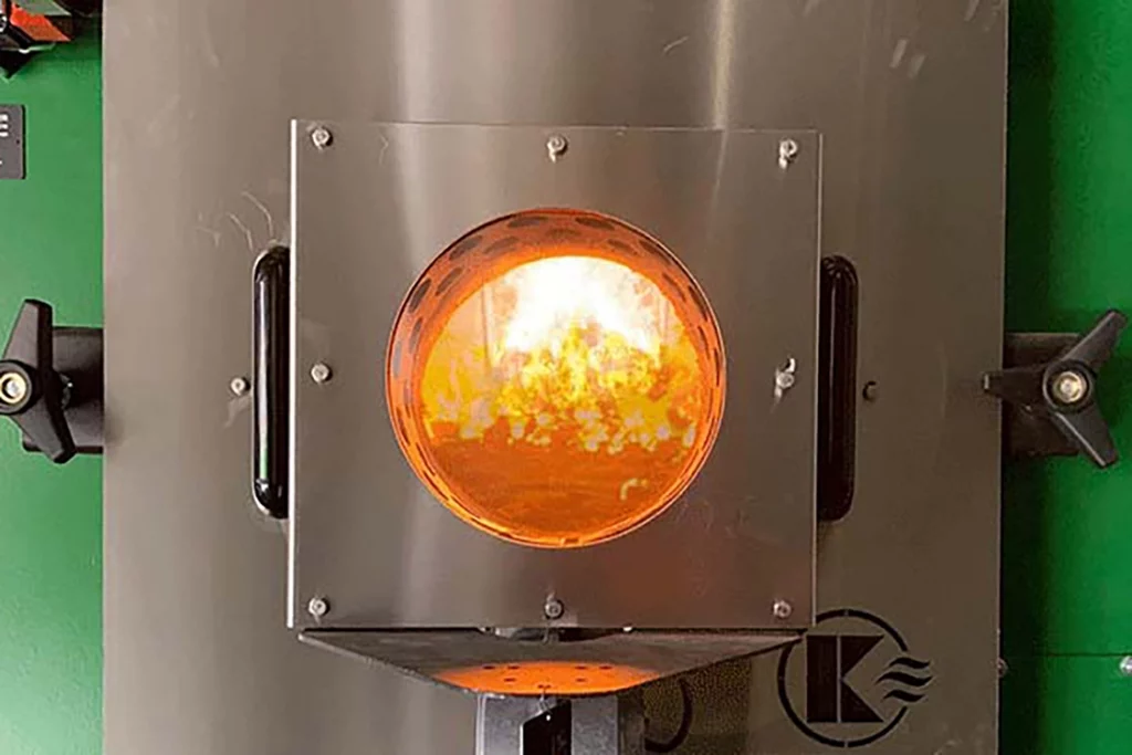 Feuer brennt im Biomasseheizwerk Steinicke