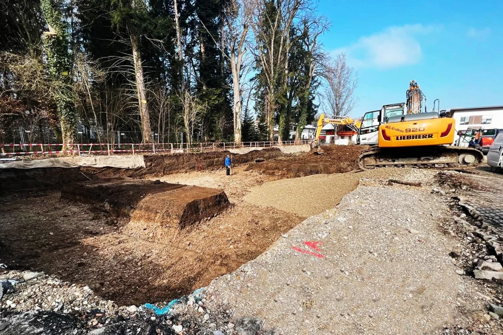 Baustelle bei Salus: Aushub mit Bagger