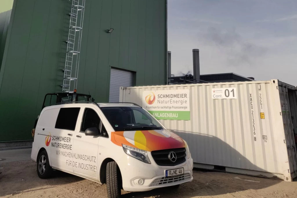 Firmenwagen der Firma Schmidmeier vor der Anlage in Lüchow