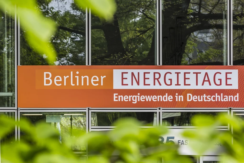 Schild mit dem Logo der Berliner Energiewende (Energiewende in Deutschland)