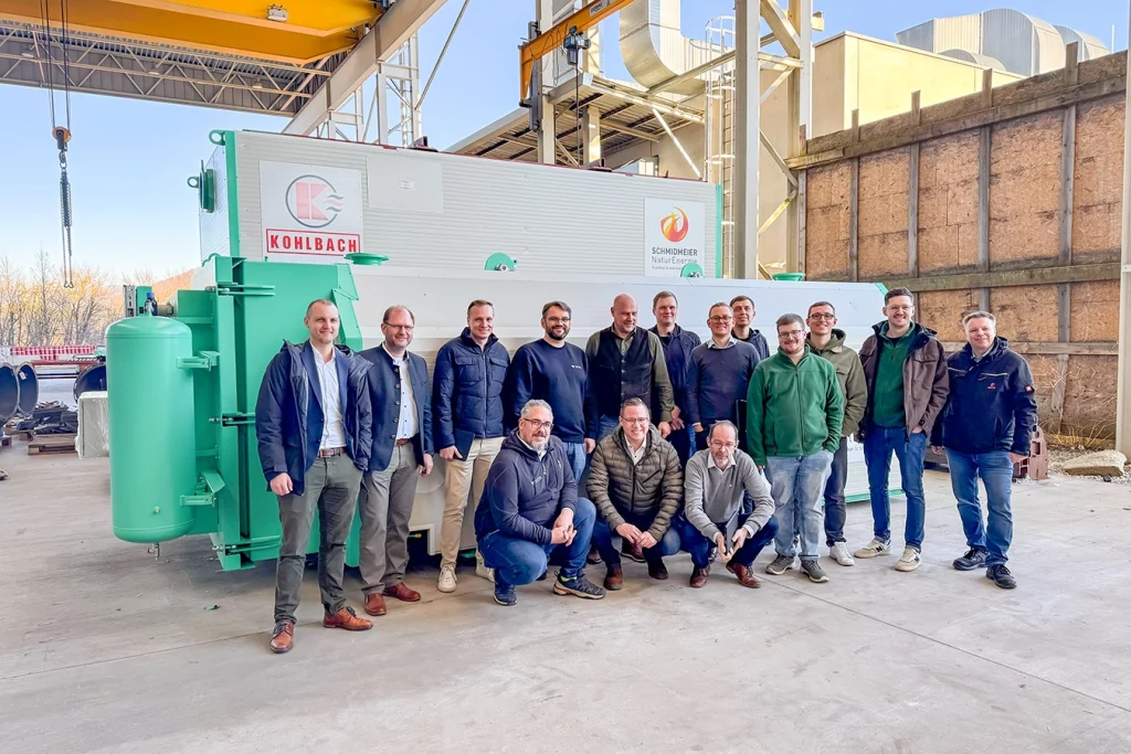 Gruppenfoto von Mitarbeitern der Schmidmeier NaturEnergie GmbH, der Kohlbach Group und BMW.