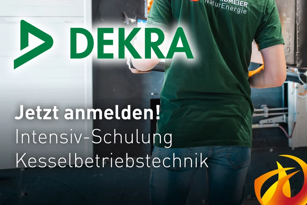 Oben im Bild befindet sich das das Logo der "DEKRA". Darunter steht der Text "Jetzt anmelden! Intensiv-Schulung Kesselbetriebstechnik". Im Hintergrund sieht man einen Mitarbeiter von Schmidmeier NaturEnergie GmbH bei der Kontrolle einer Anlage. Unten rechts befindet sich das Logo von Schmidmeier, eine orange-rote Flamme.
