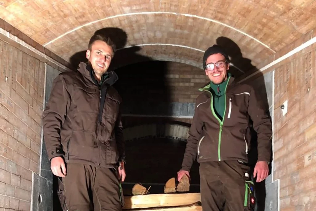 Zwei Mitarbeiter von Schmidmeier stehen im Kesselhaus der Anlage