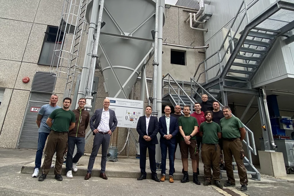 Gruppenfoto mit Geschäftsführer Ferdinand Schmidmeier der Firma Schmidmeier, Geschäftsführer Hr. Dr. Bohnen der Firma Ofa und den Mitgliedern der Ofa