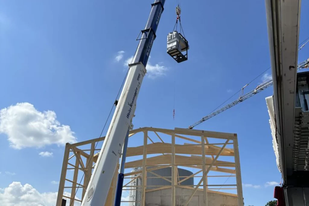 Einheben des Kessels bei Gemüsebaubetrieb in Feulersdorf durch einen Kran