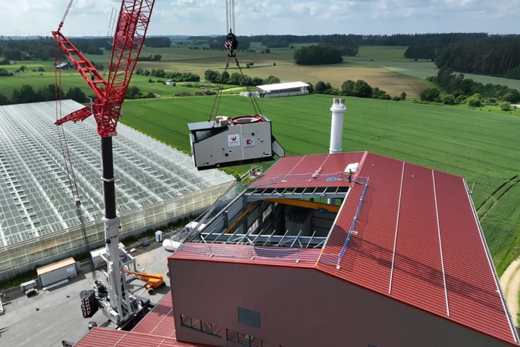 Einheben des Kessels im Allgäu durch einen Kran
