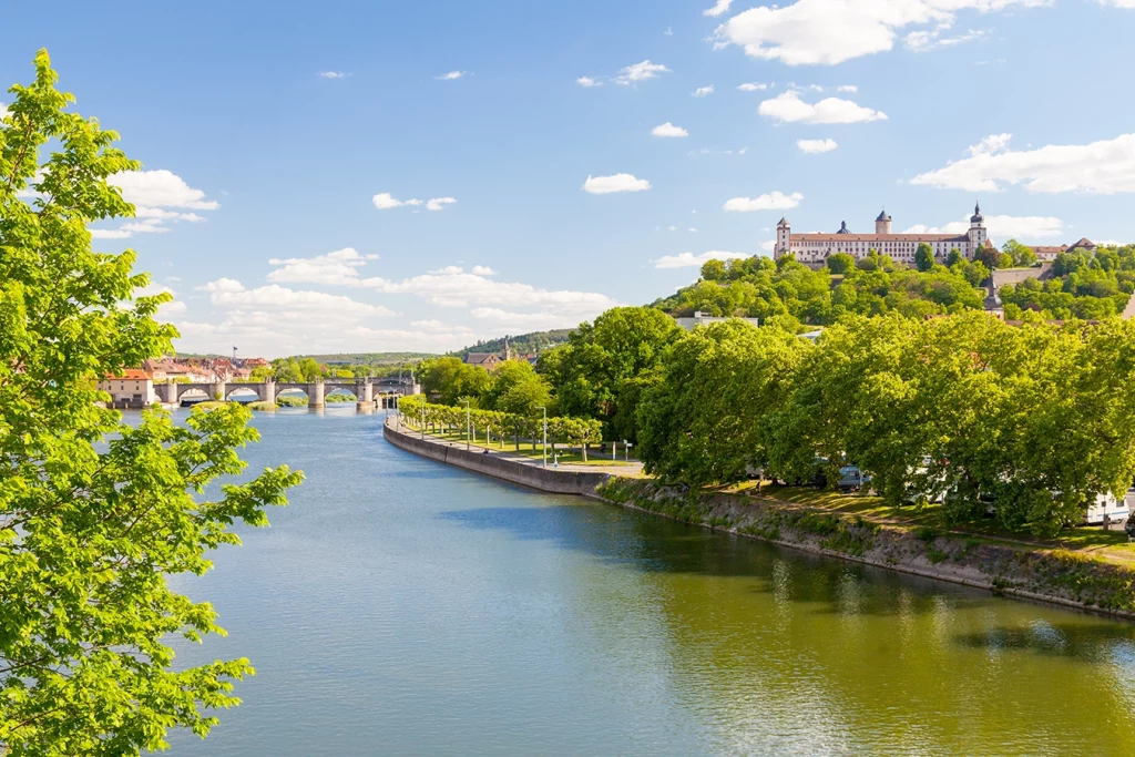 Bild der Stadt Würzburg mit Fluss und Burg