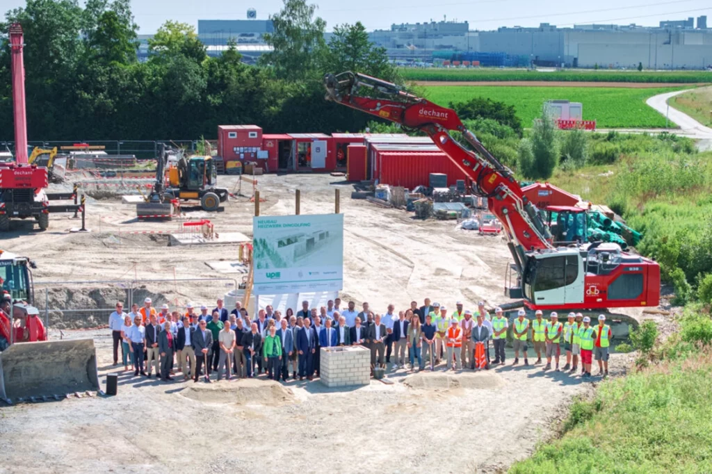 Drohnenaufnahme: Gruppenbild auf der Baustelle bei BMW in Dingolfing