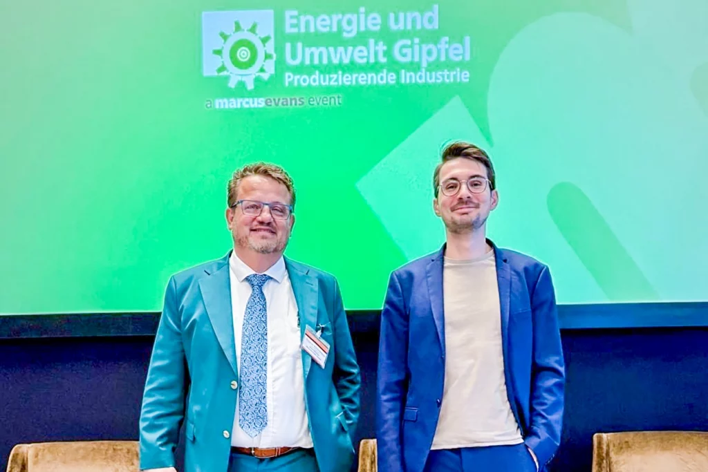 Thomas Schmidmeier und eine weitere Person auf dem Energie und Umwelt Gipfel in Berlin
