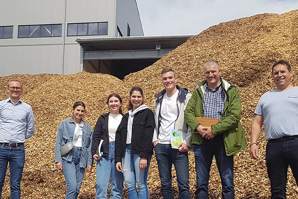 Gruppenfoto der Studierenden der Hochschule Weihenstephan-Triesdorf zusammen mit Geschäftsführer Ferdinand Schmidmeier und zwei weiteren Personen