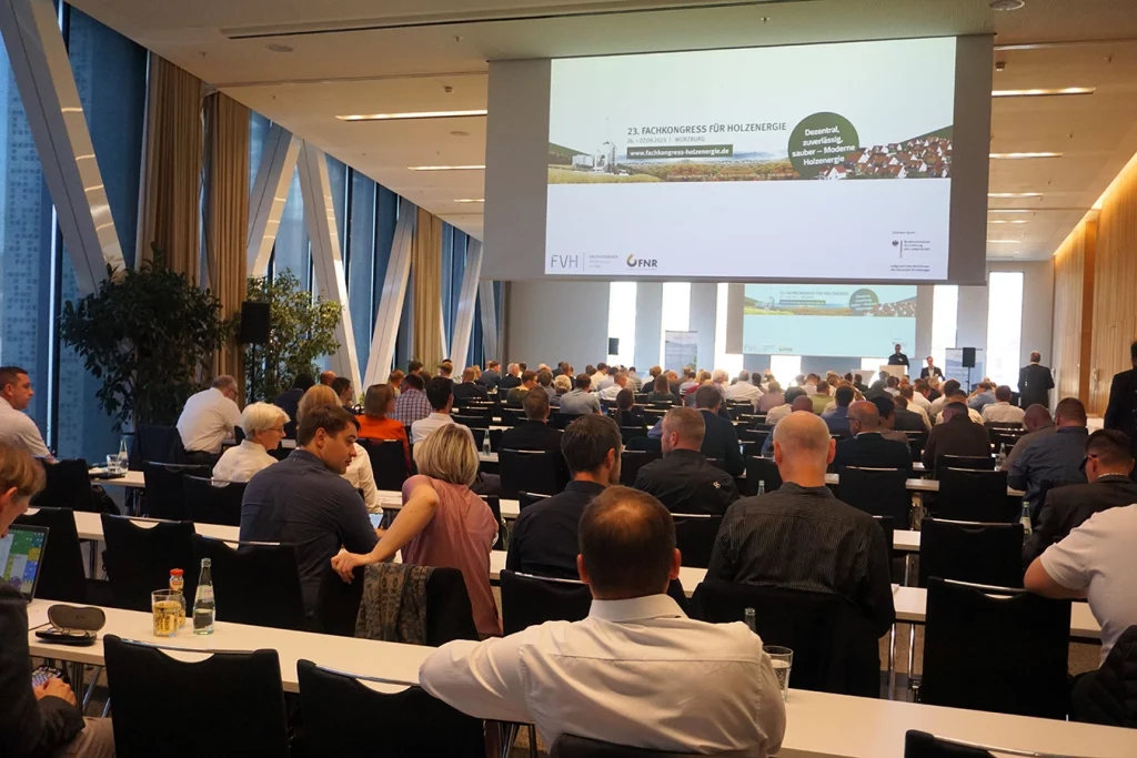 Alle Teilnehmer des Fachkongresses für Holzenergie, unter anderem die Firma Schmidmeier