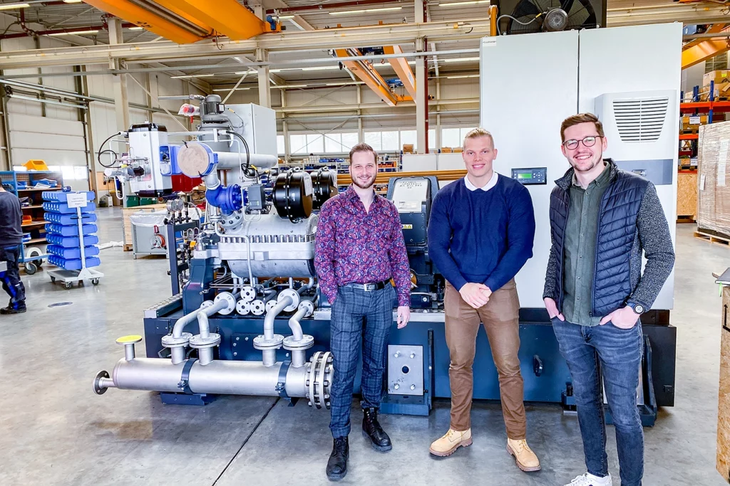 Gruppenbild mit drei Personen mit Mitarbeitern der Firmen Schmidmeier und Leiber