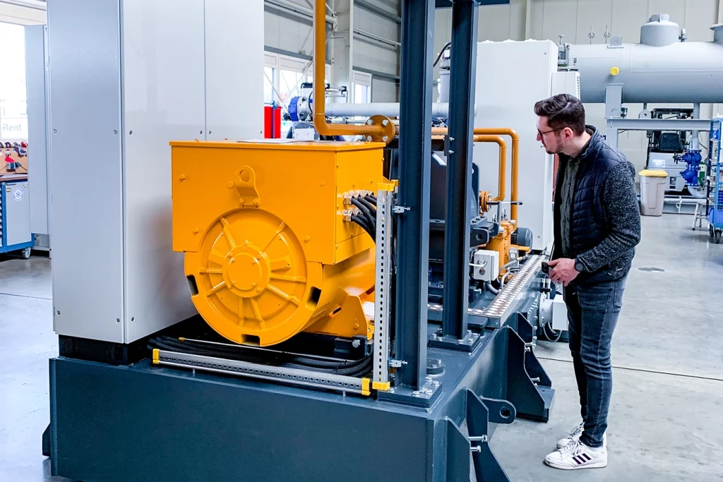 Mitarbeiter führt Factory Acceptance Test (FAT) durch, um die Komponenten der Anlage auf ihre Qualität zu prüfen