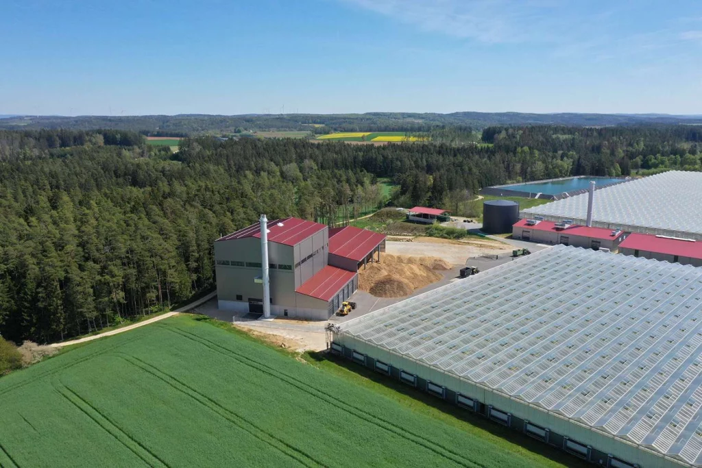Drohnenaufnahme der Gewächshäuser und Biomasseanlage in Feulersdorf