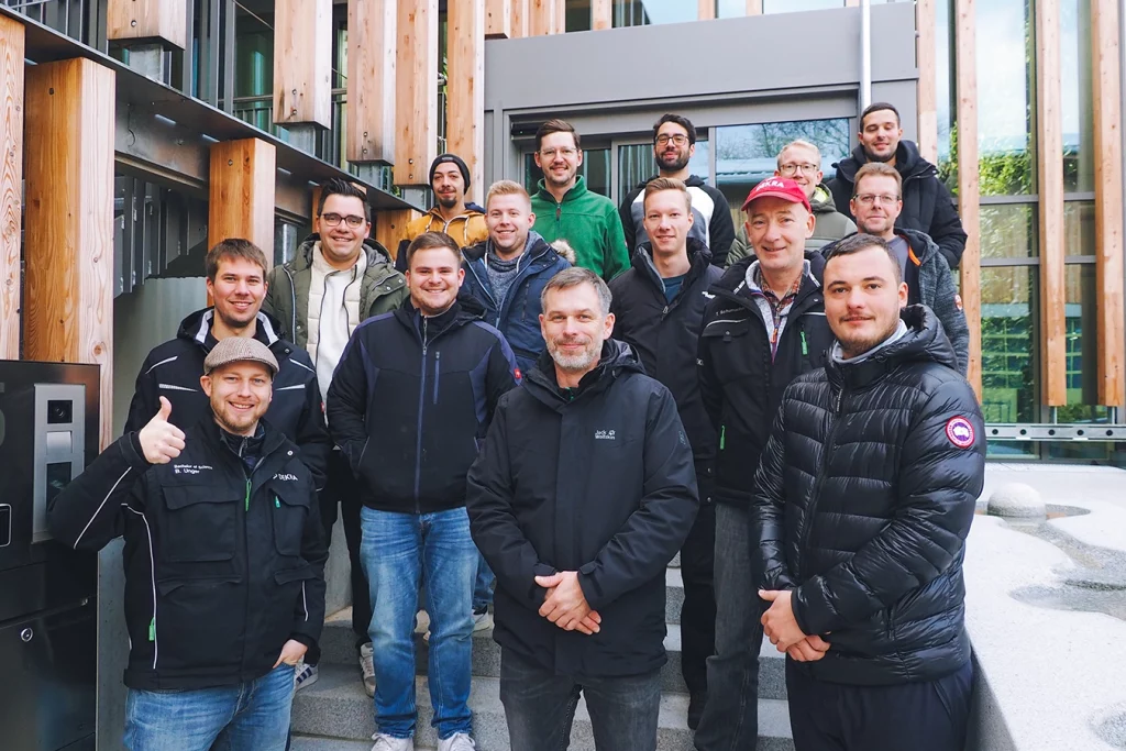Gruppenbild mit 15 Personen, die an der Schulung teilgenommen haben
