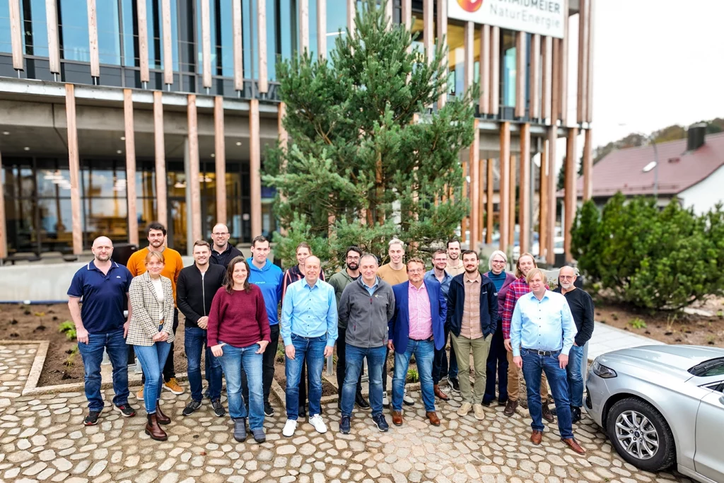 Gruppenbild aller Teilnehmer der Technologica Schulung vor dem Schmidmeier Gebäude