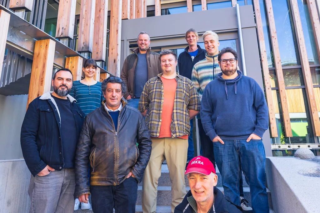 Gruppenfoto von den Teilnehmenden der Dekra Kesselwärter Schulung. Die Personen stehen auf der Treppe vor dem Bürogebäude der Schmidmeier NaturEnergie in Ödenthal.