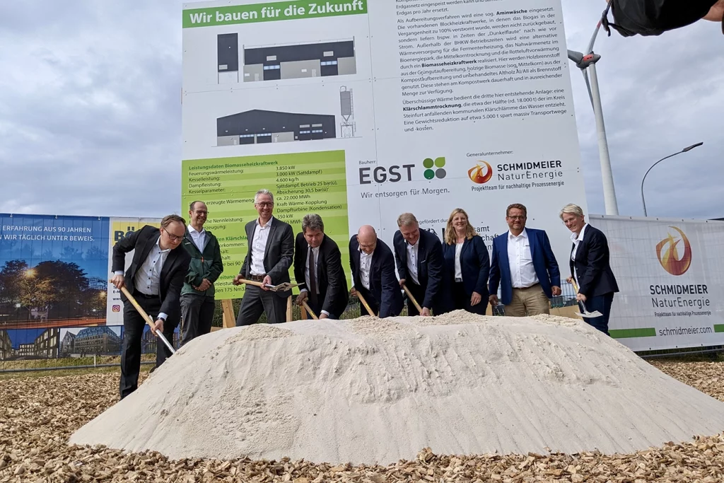 Gruppenfoto mit Mitarbeitern der EGST und Thomas Schmidmeier, dem Geschäftsführer der Schmidmeier NaturEnergie