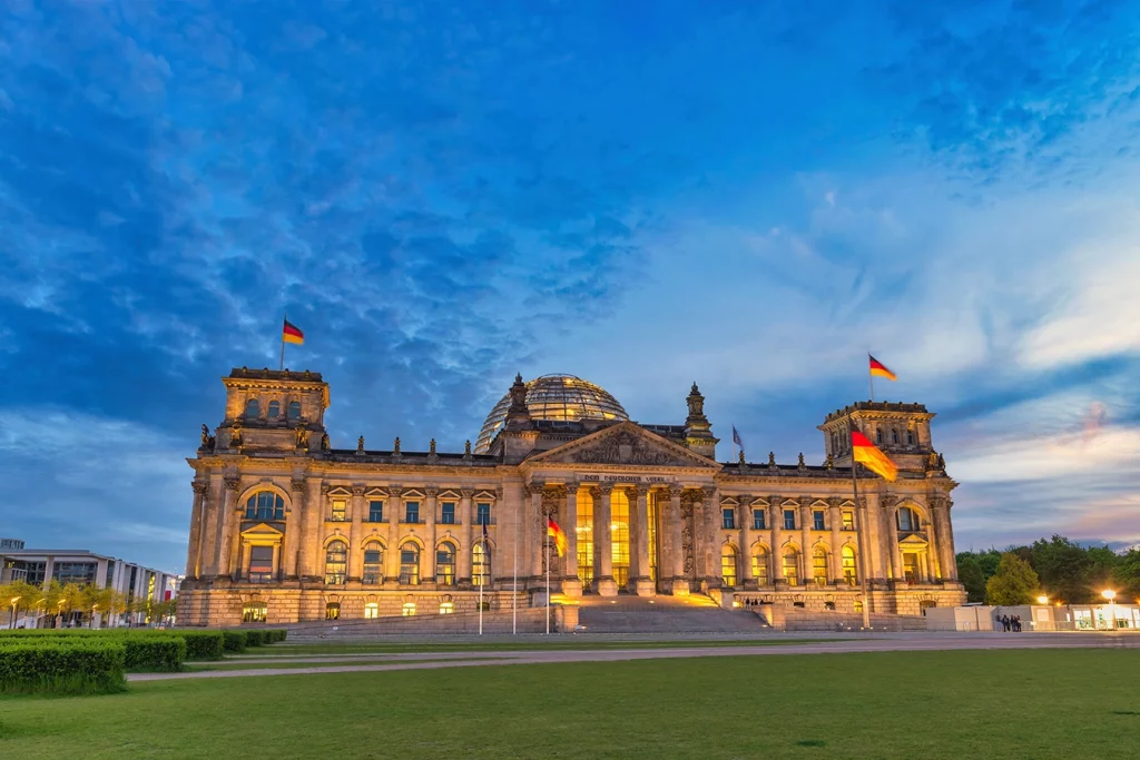 Bundestag in Berlin als Symbol für das neue Hauptstadtbüro der Firma Schmidmeier NaturEnergie in Berlin