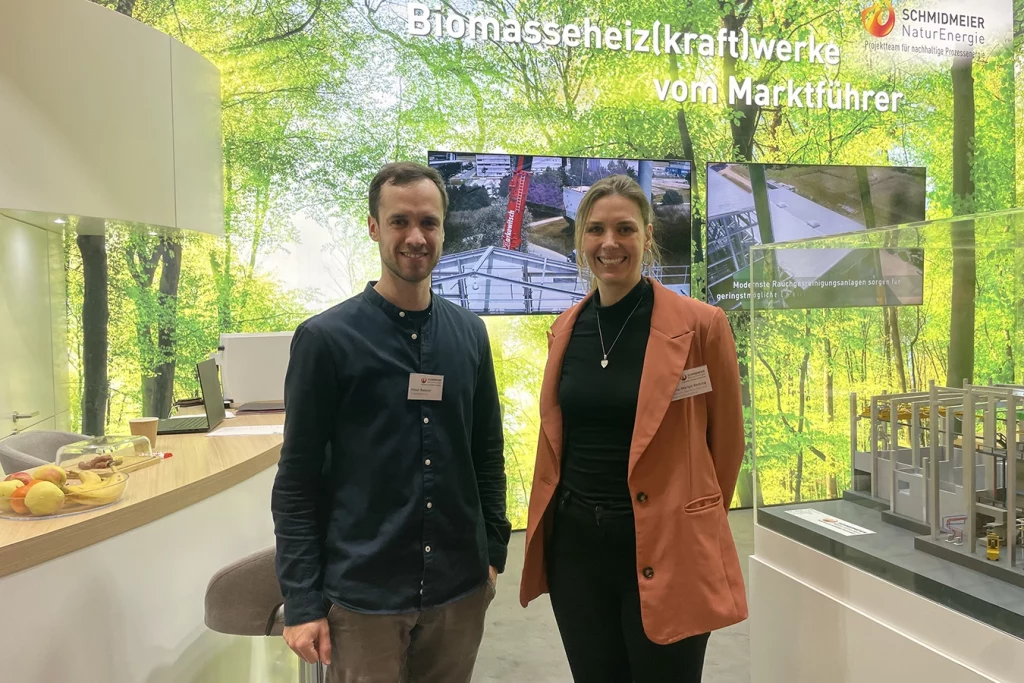 Simon Rabener und Anna-Marlen Vöcking vertreten den Stand der Schmidmeier NaturEnergie auf der IPM Essen
