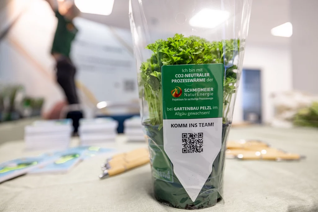 Pflanze mit Werbung von Schmidmeier NaturEnergie