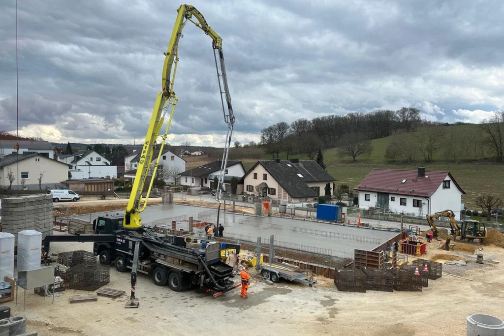 Kran und Fundament auf der Baustelle bei Schmidmeier in Zeitlarn