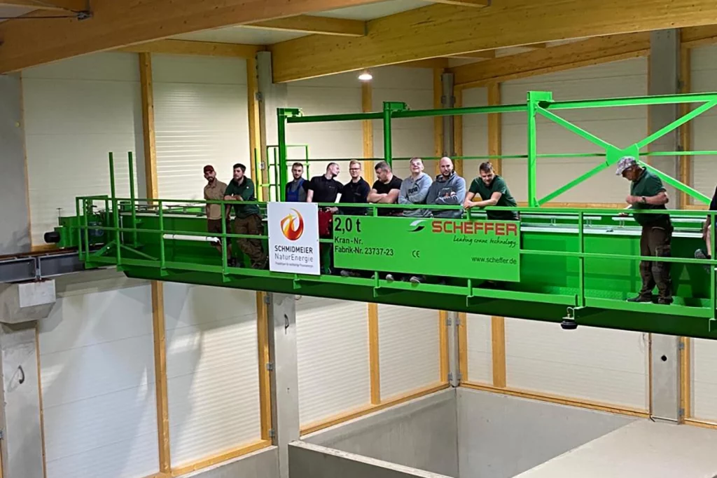 Gruppenbild der Mitarbeiter auf dem Kran der Brennstoffkrananlage in Reichenau