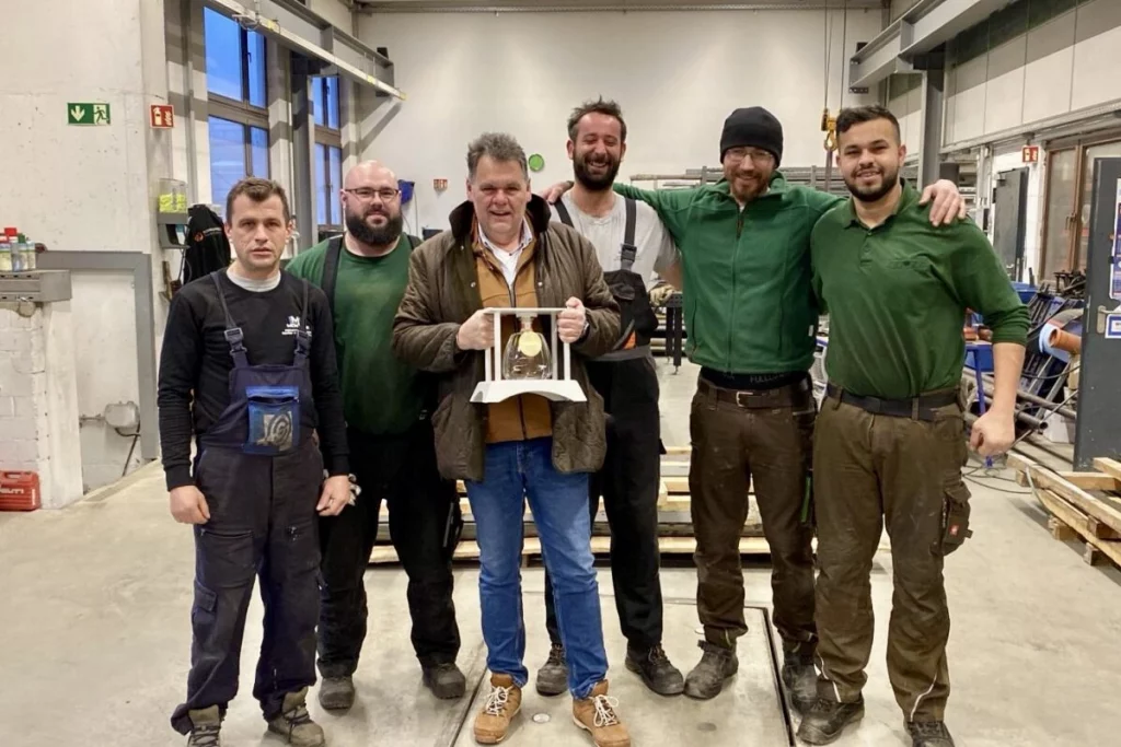 Gruppenbild der Mitarbeiter Schmidmeier NaturEnergie, die den TÜV Modul A2 für den Druckrohrleitungsbau bestanden haben