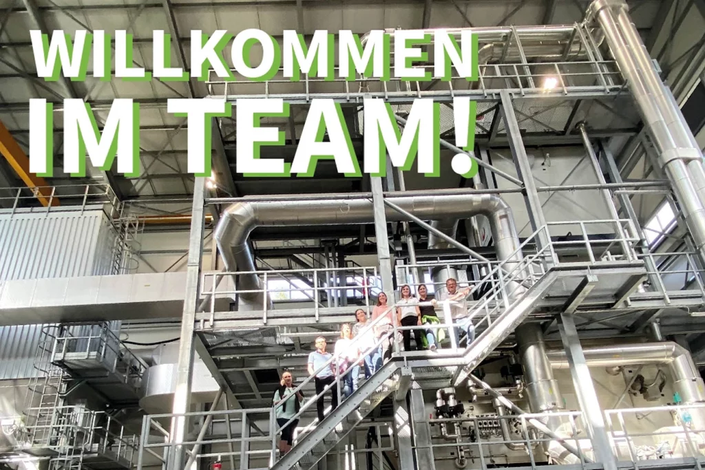 Gruppenbild der neuen Mitarbeiter von Schmidmeier bei einer Anlagenbesichtigung