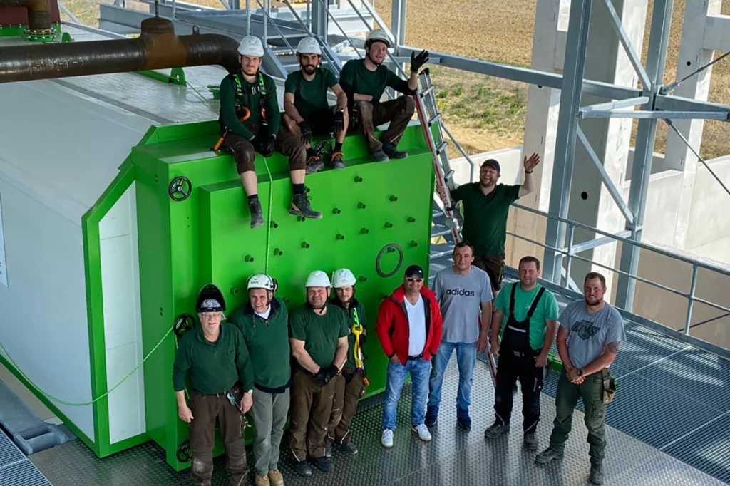 Team für die Montage der Biomasseanlage bei der Reichenauer Gärtnersiedlung in Singen