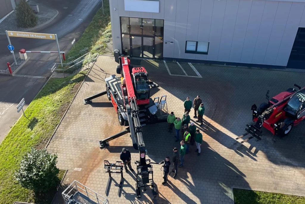 Neue Manitou Maschinen für den Fuhrpark der Firma Schmidmeier. Dazu gehören zwei Teleskoplader und eine Teleskopbühne.