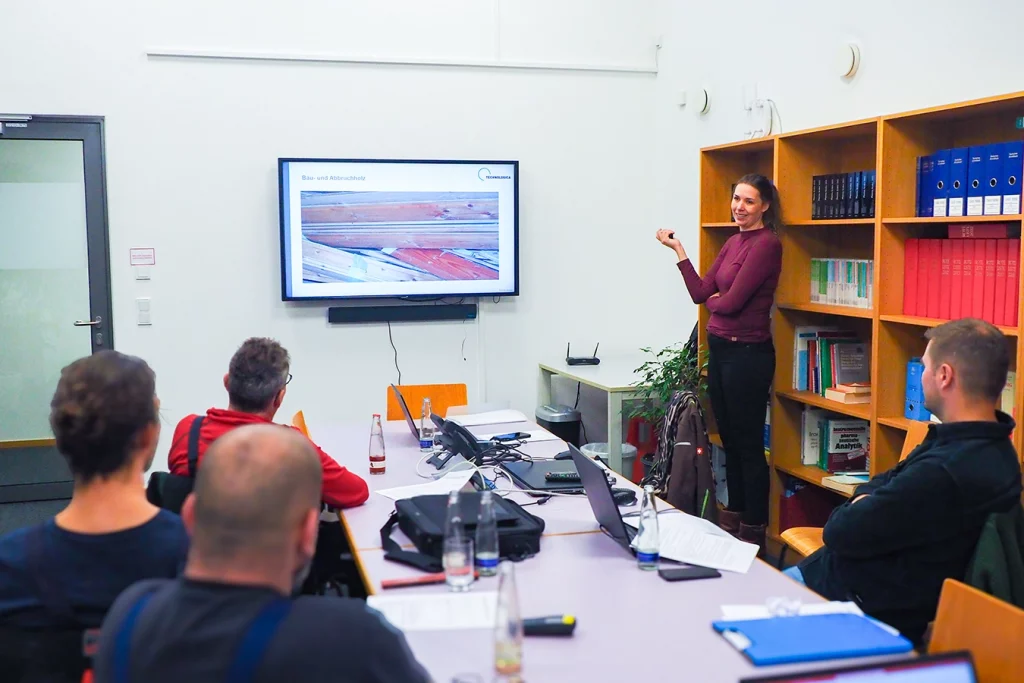 Präsentation durch Anna-Marlen Vöcking in einem Besprechungsraum