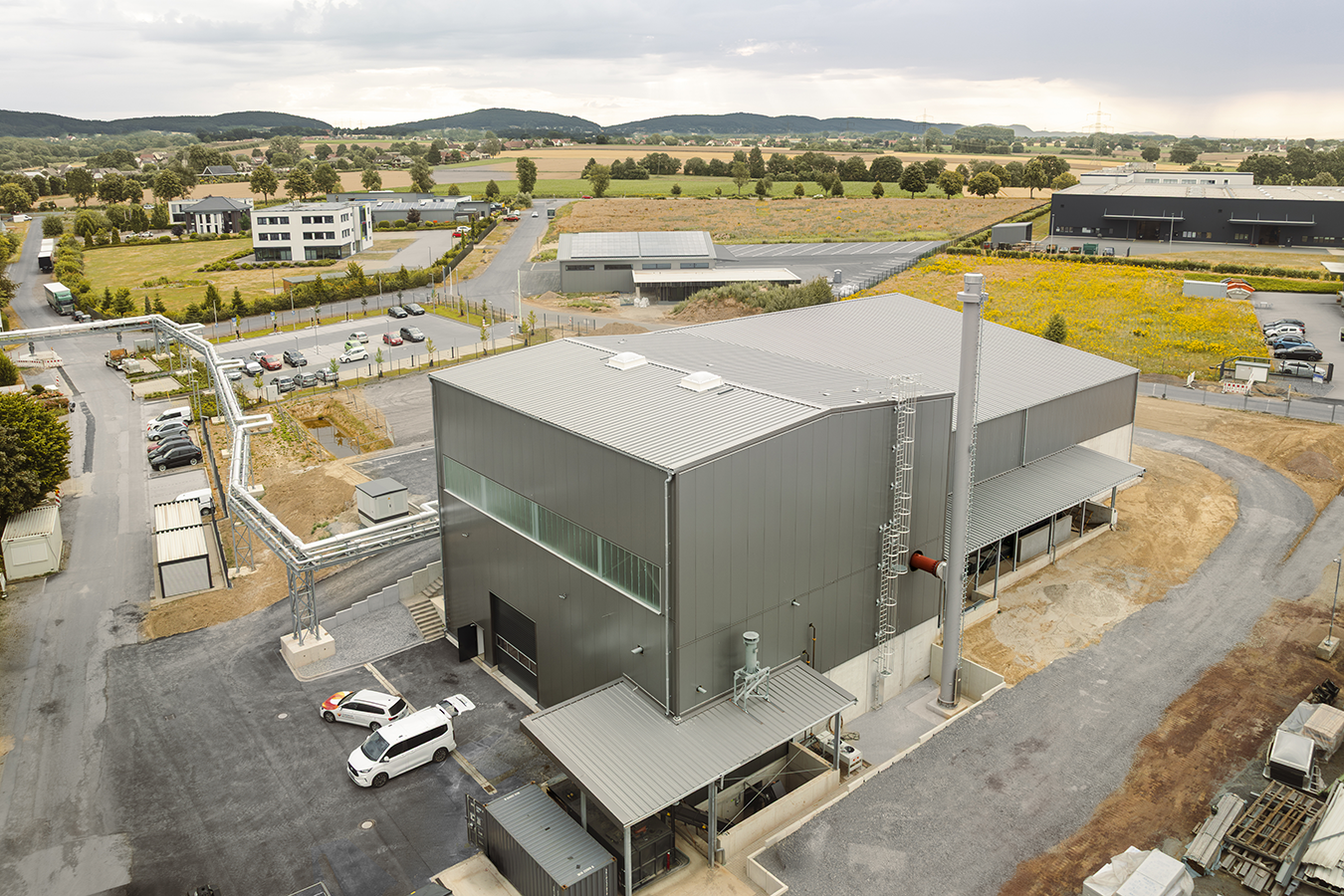 Drohnenfoto mit Blick auf das Biomasse-Heizwerk bei der JET Formteile GmbH in Hüllhorst