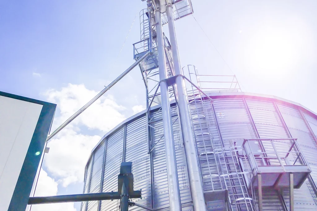 Biomassebefeuerte Prozessdampfanlage in Nistertal. Die Anlage hat eine Art Bottich-Form und ist aus Metall angefertigt.